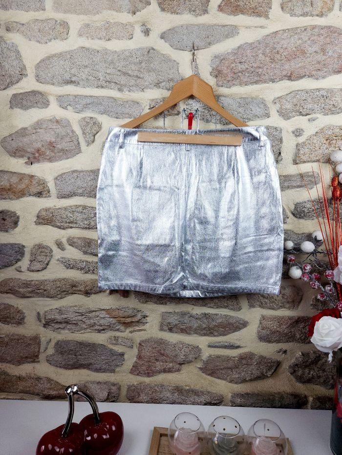 Mini jupe métallisée argent Neuf avec étiquette Femme taille 44 marque Boohoo 🍬 - photo numéro 3