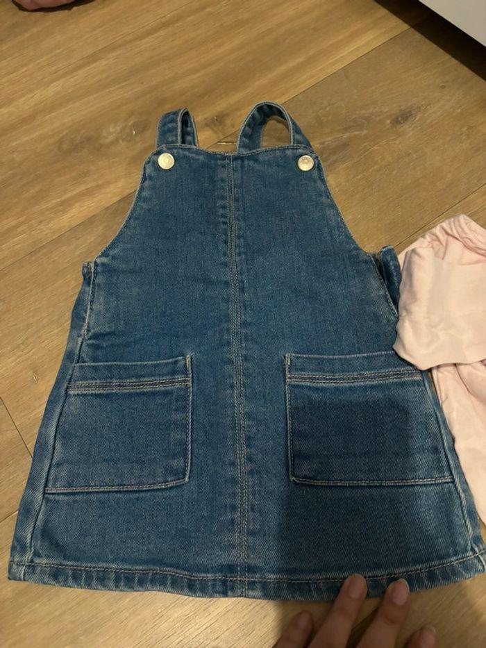 Salopette robe en jean + tee shirt manche longue - photo numéro 3