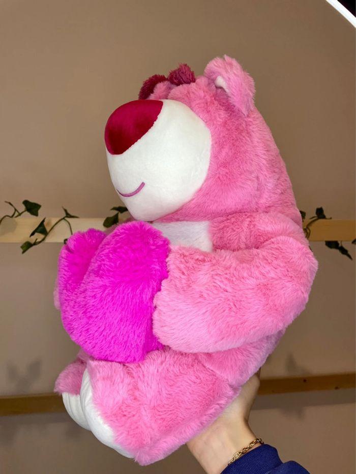 Peluche Toy Story Lotso avec un coeur - photo numéro 8