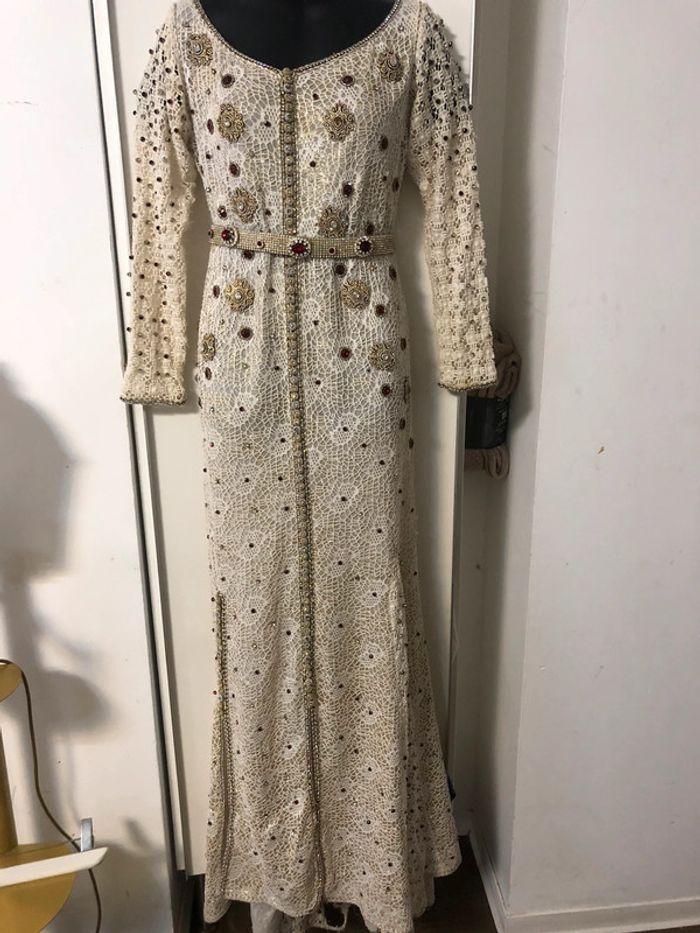 Robe fête orientale . Habillée. Tenue de fêtes .Mariage.Caftan sublime dentelle . Taille M - photo numéro 1