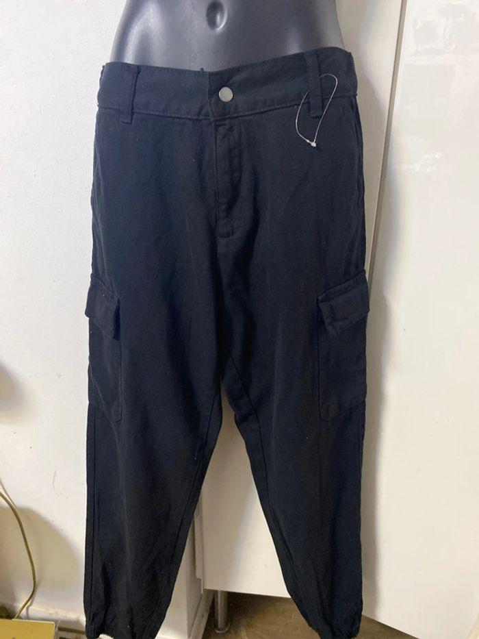 Pantalon jean  cargo neuf. Taille S. - photo numéro 1