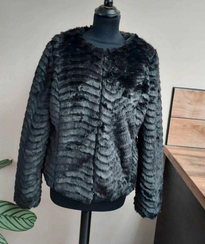 Superbe veste noire Bréal imitation fourrure
Taille 42 - photo numéro 1