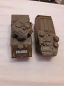 Lot de 2 voitures militaires