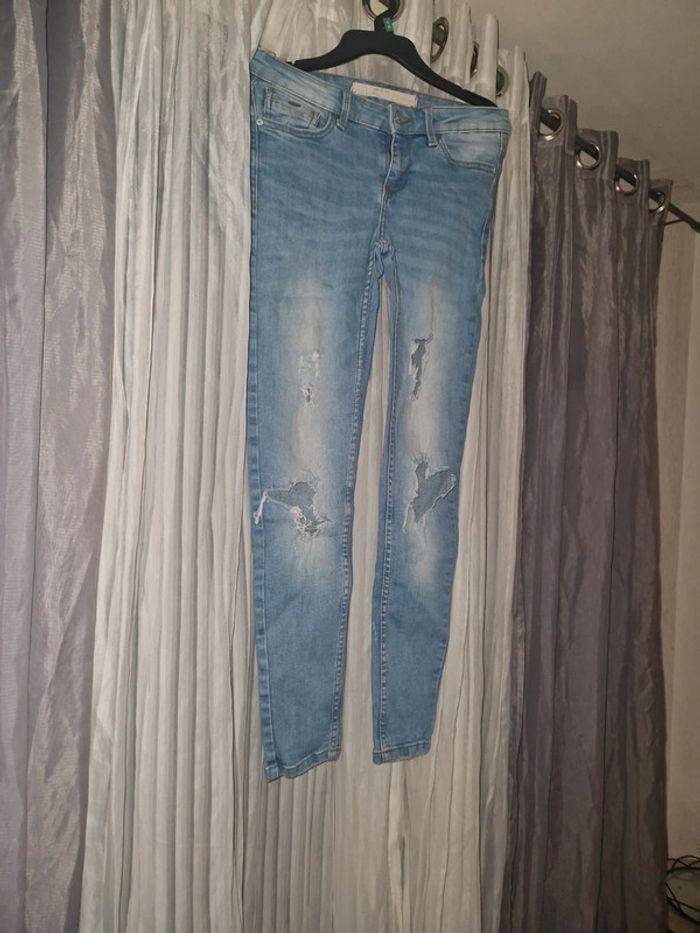 Jeans troué - photo numéro 1