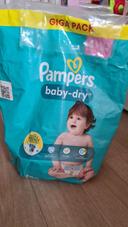 Lot 20aine de couches Pampers taille 4