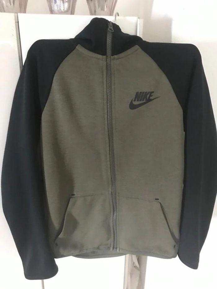 Veste nike. Enfant 10 ans / 12 ans - photo numéro 1