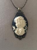 Collier pendentif camée l enfant et l oiseau