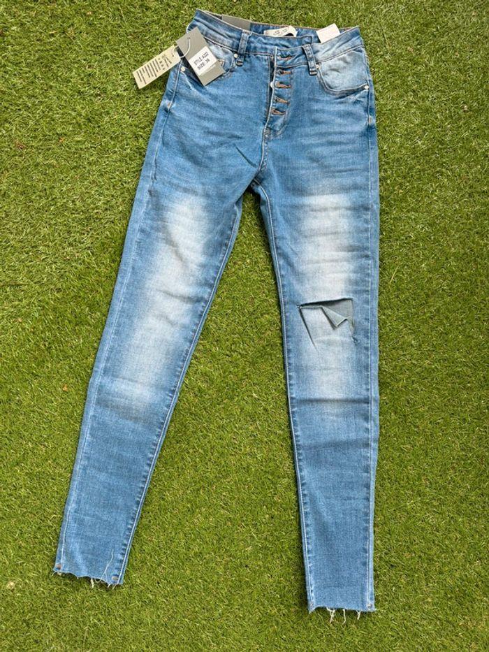 Jeans bleu skinny découpé à boutons taille 36 neuf - photo numéro 1