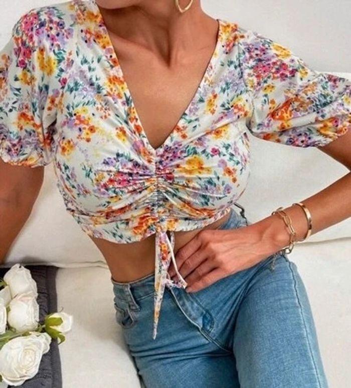 Blouse H&M avec drapé et motifs fleuris, taille M - photo numéro 1