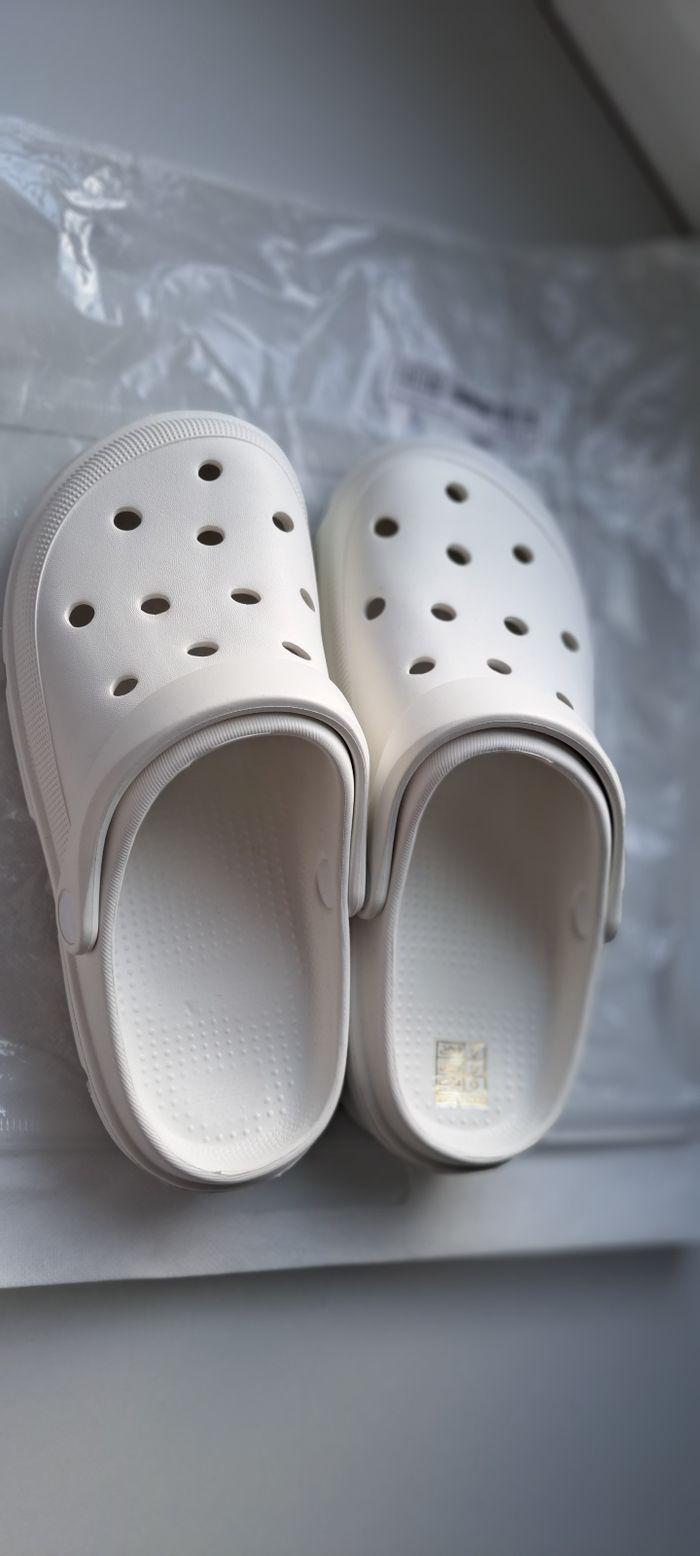 Crocs blanche neuve taille 36 37 taille très bien - photo numéro 2