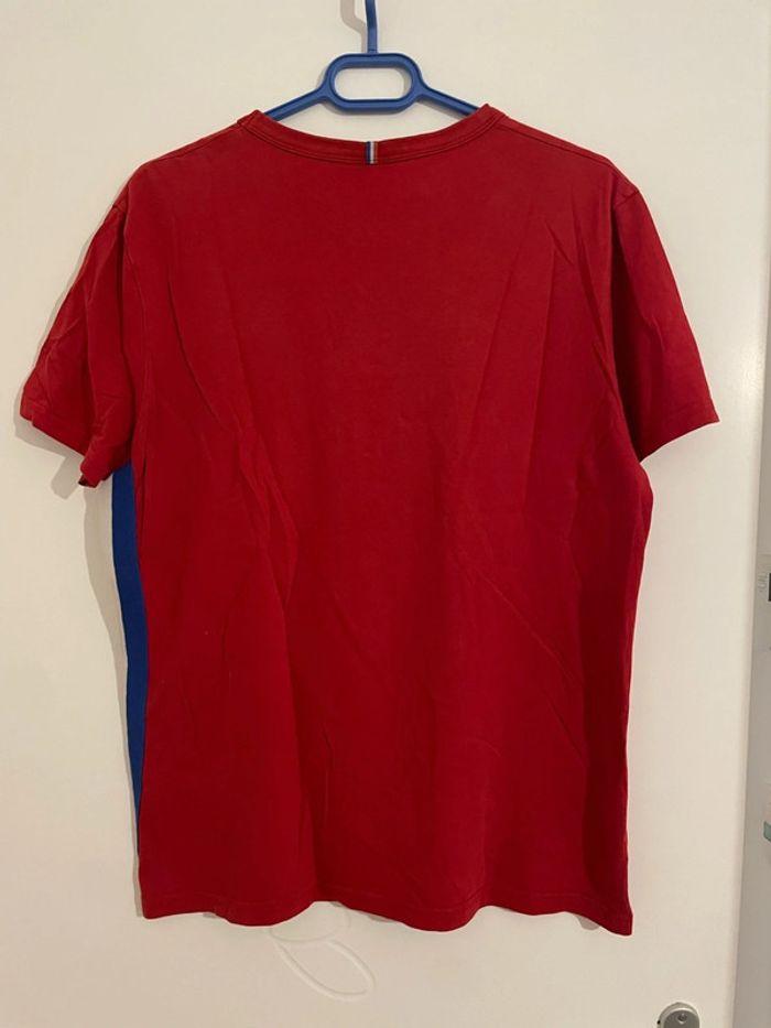 T-shirt à manche courte col rond rouge bande blanc et bleu côté le coq sportif taille L - photo numéro 4