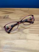 Paire de lunettes violette avec des fleurs monture plastique forme rectangle