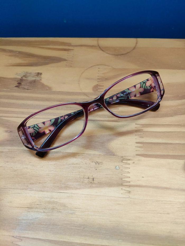 Paire de lunettes violette avec des fleurs monture plastique forme rectangle - photo numéro 1