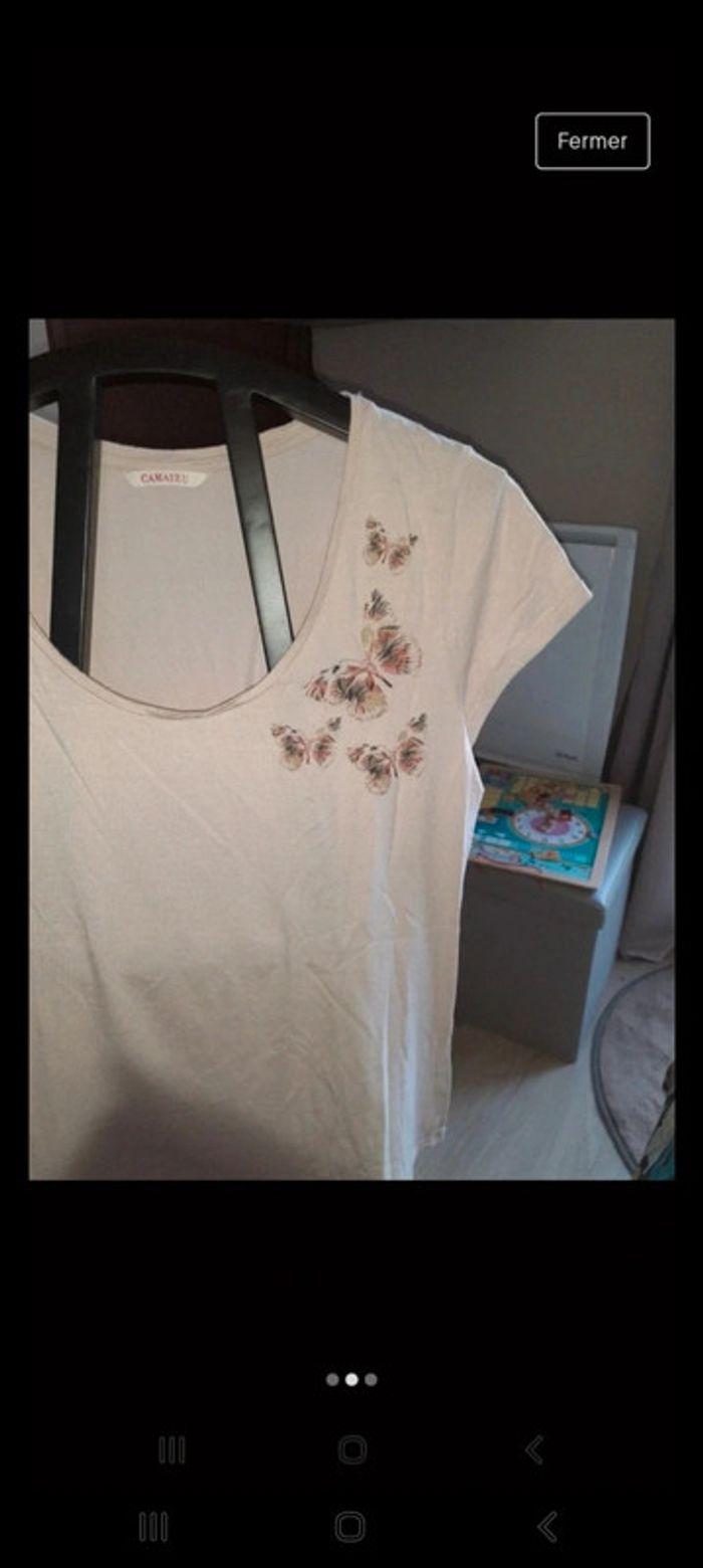 Tee shirt Camaïeu rose poudrée motifs papillons sur le devant. Taille L - photo numéro 2