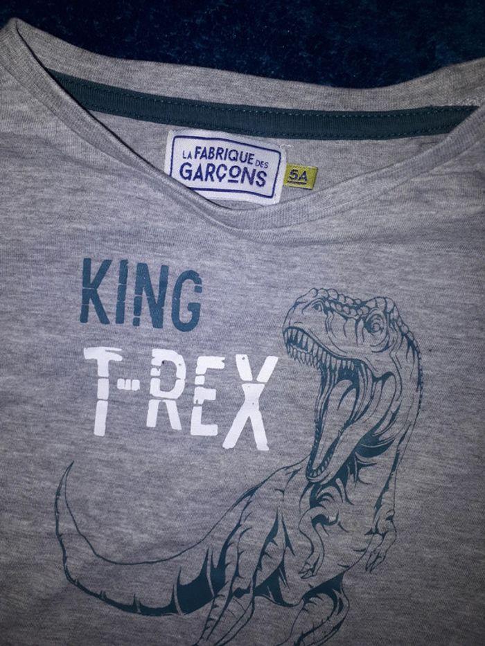 T-shirt manches longues gris dinosaures La Fabrique des Garçons 5 ans comme neuf - photo numéro 2