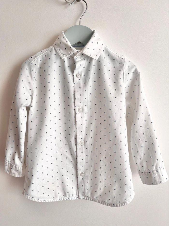 Chemise GYMP blanche à petit motif bleu en très bon état taille 98cm - photo numéro 1