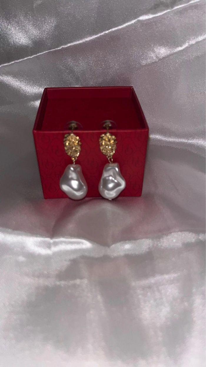 Boucles d'oreilles avec plaque or et perle nacrée - photo numéro 2