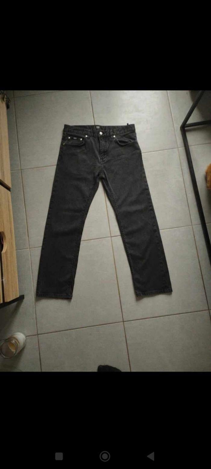 Jean Hugo Boss taille 42 parfait état - photo numéro 2