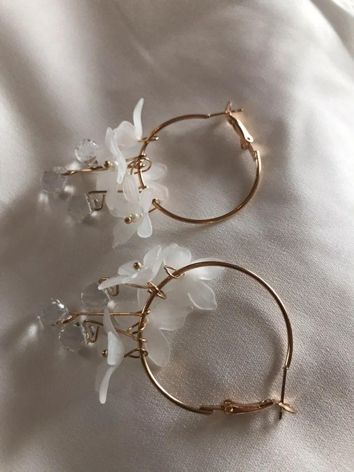 Magnifique paire de boucles d’oreilles anneaux avec fleurs et goûtes - photo numéro 6