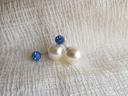 Puces d'oreilles en strass bleu - fermoir en perles