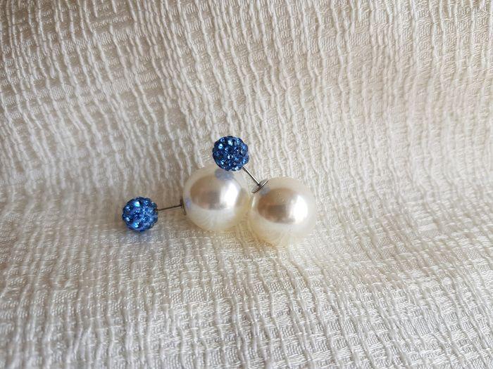 Puces d'oreilles en strass bleu - fermoir en perles - photo numéro 1