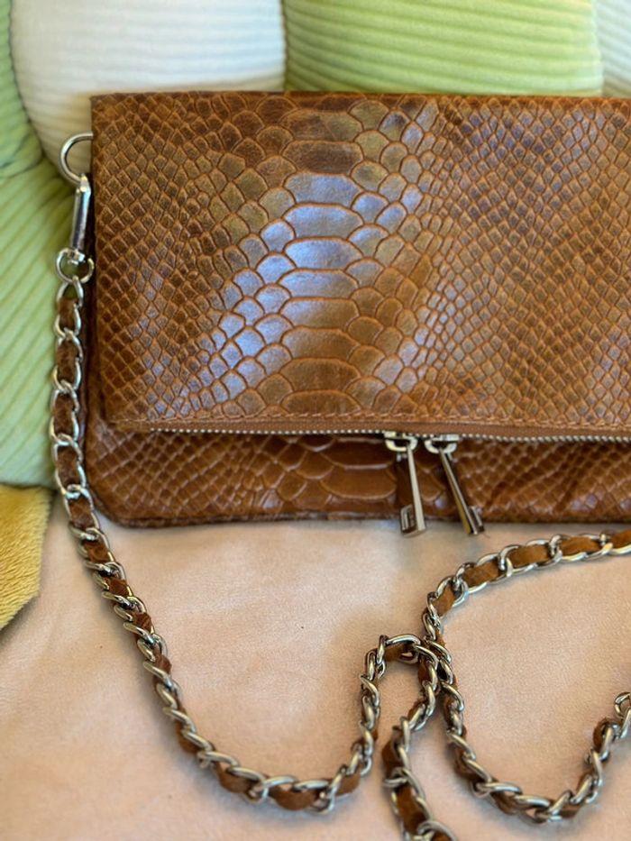 Sac pochette en cuir croco écaillé camel avec bandoulière - photo numéro 2