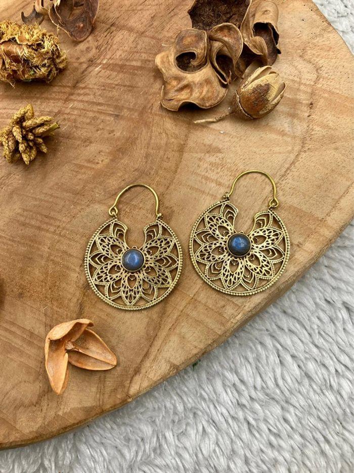 Boucles d’oreilles créoles en laiton Indien avec pierres de Labradorite bleue - photo numéro 1