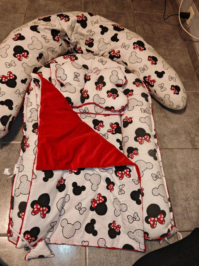 Lot cocoon bébé Disney Mickey minnie + coussins d'assise ou grossesse - photo numéro 1