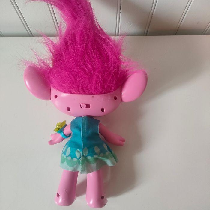 Les trolls  poupée poppy chantante et parlante qui s illumine - photo numéro 3