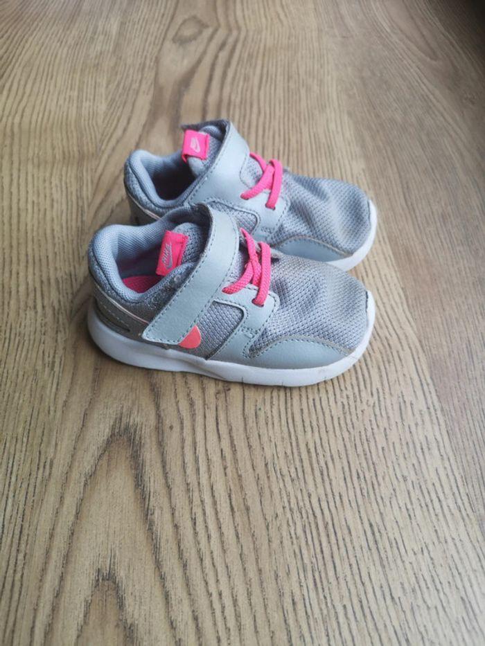 Nike fille grise et rose pointure 22 - photo numéro 3