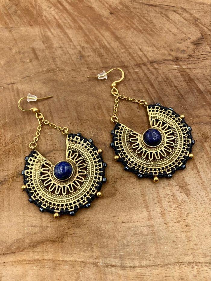 Boucles d’oreilles grappes créoles en macramé avec pierre de Lapis Lazuli - photo numéro 2