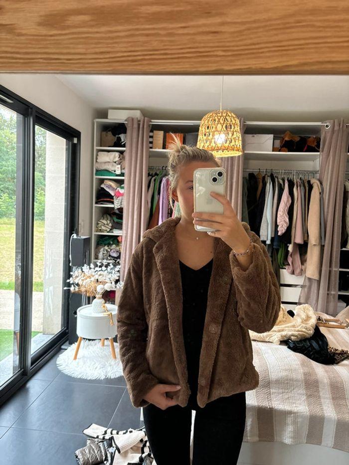 Manteau à capuche en fausse fourrure marron - photo numéro 2