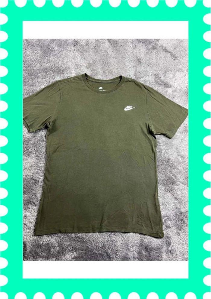 👕 T-shirt Nike logo brodé Kaki Taille M 👕 - photo numéro 1