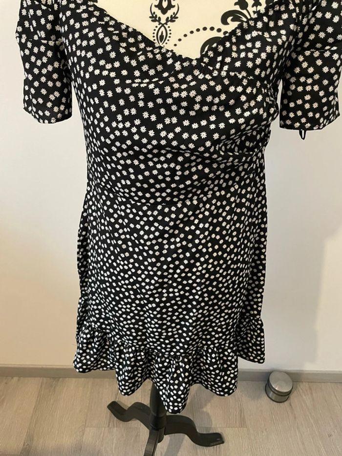 Robe à manches courtes noir à fleurs blanc épaule élastique SHEIN taille 40 - photo numéro 3