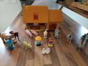 Ferme valisette avec figurines personnages et animaux