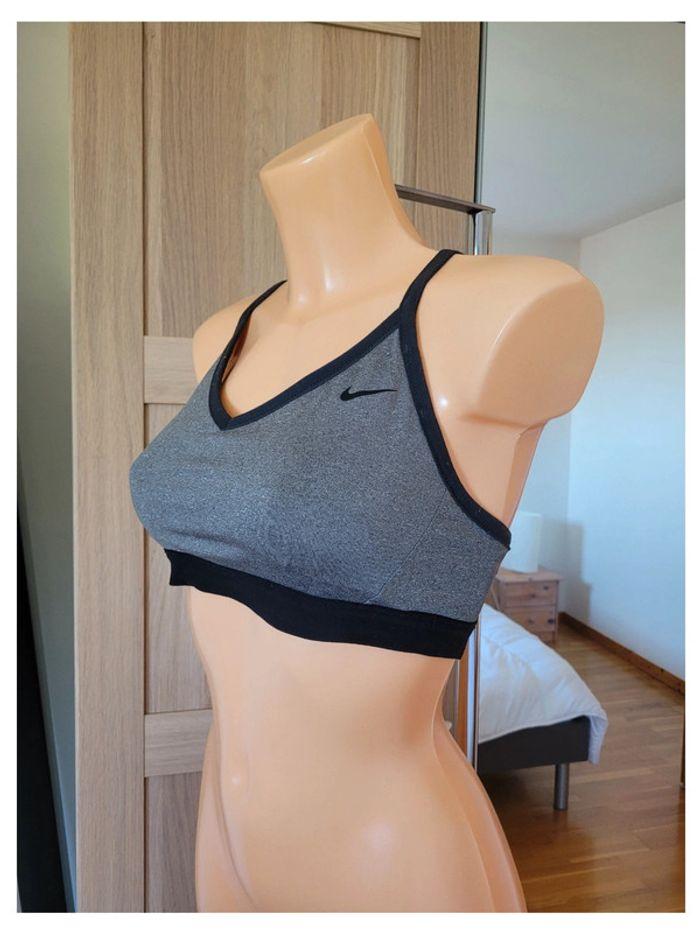 Brassière Nike taille L - photo numéro 1