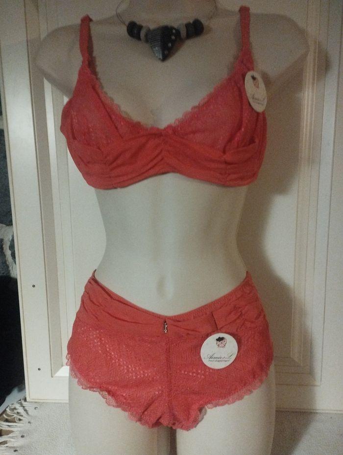 Ensemble de lingerie neuf avec armatures sans rembourrage 95C L pour le bas - photo numéro 1