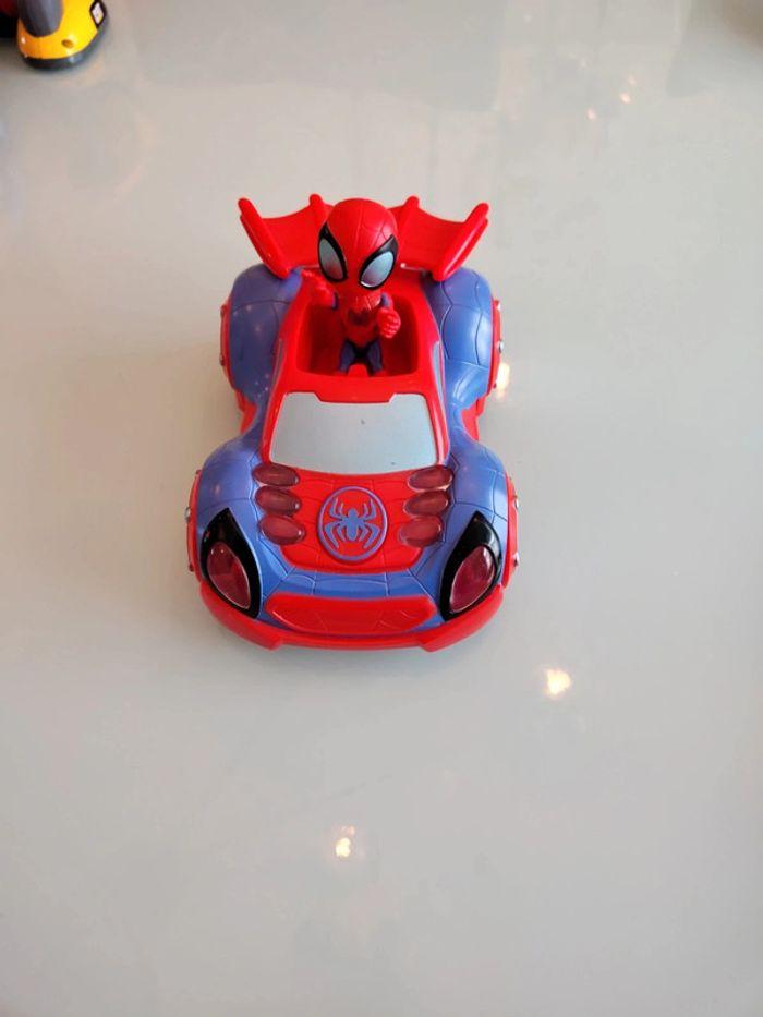 Voiture spiderman et figurine - photo numéro 1