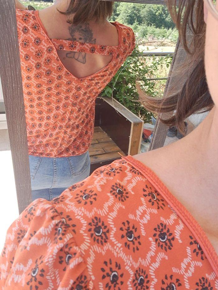 Blouse manches courtes col en V effet boule orange à motif Marque cache cache taille S - photo numéro 2