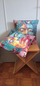 Housse de coussin arborant un motif de Jimi Hendrix.