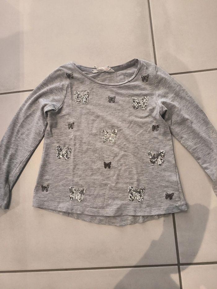 Tee shirt manches longues gris et papillon 🦋 sequins argent - photo numéro 2