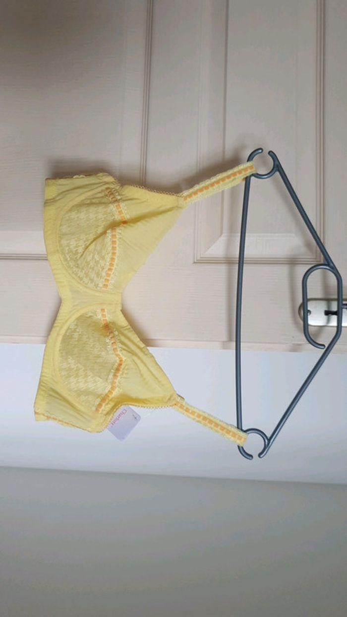 Soutien gorge jaune - photo numéro 3