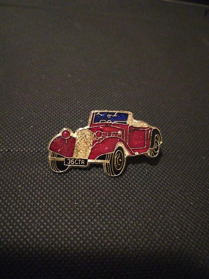 Pin's Citroën Traction 36 Chevaux cabriolet CTR - photo numéro 1