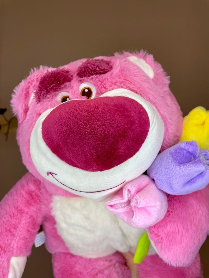 Peluche Lotso Toy Story et son bouquet de fleurs 💐 - photo numéro 6