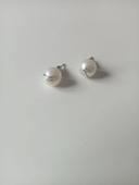 Paire de boucles d'oreilles boules blanc/crème neuve