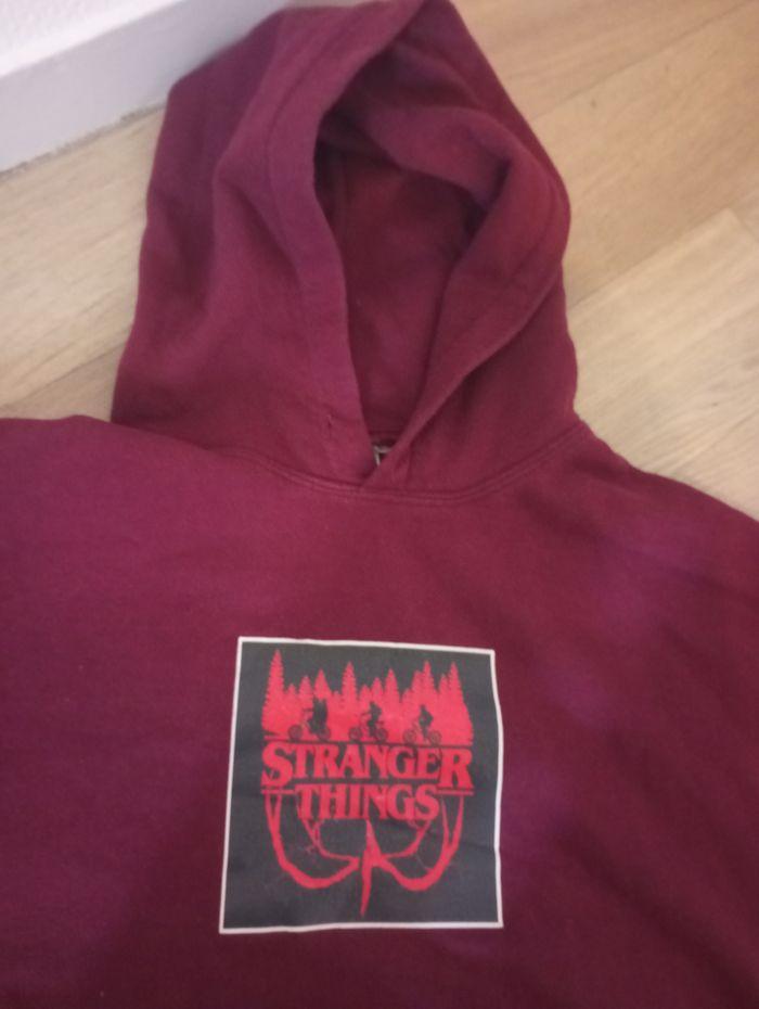 Pull a capuche . Couleur bordeaux . Taille XL . Marque : Stranger Things. - photo numéro 2