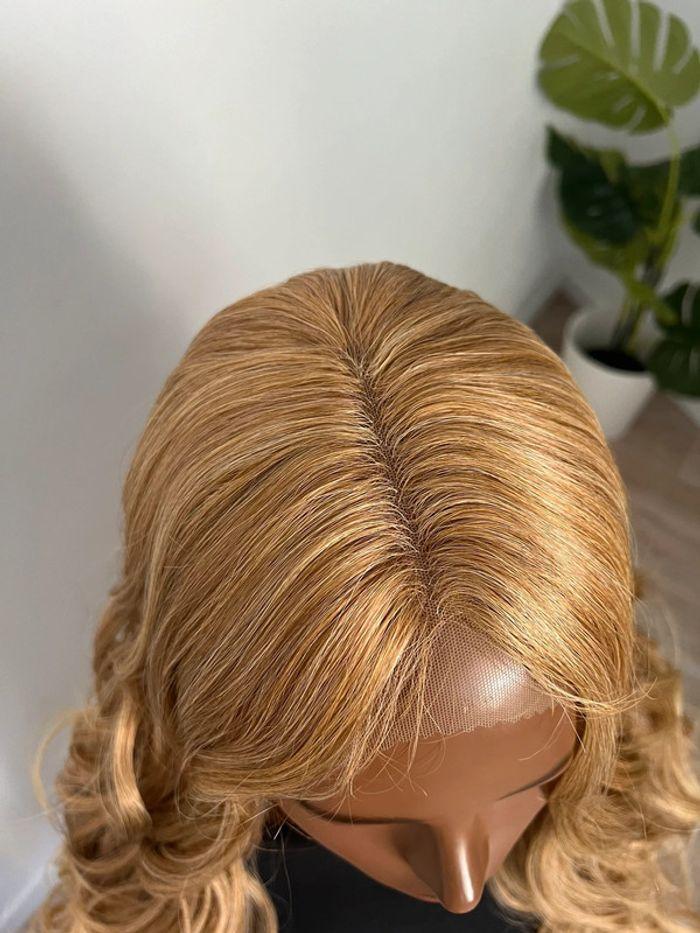 Sublime perruque blonde bouclée lace front - photo numéro 5