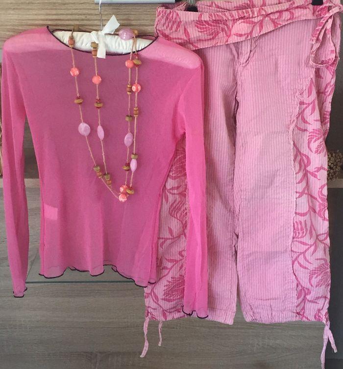 Ensemble pantalon court rose avec collier