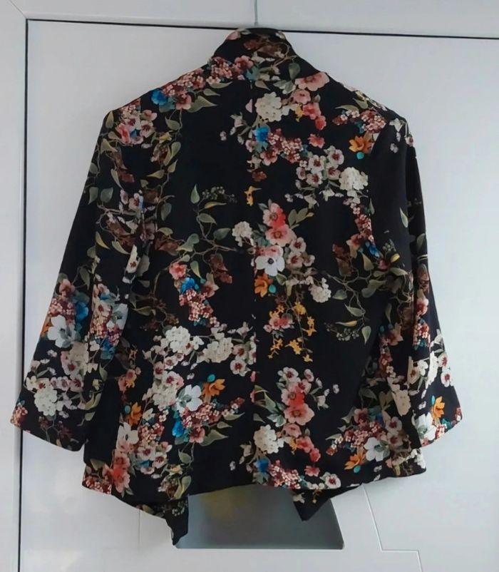 Veste légère  fleur sur fond noir - photo numéro 5