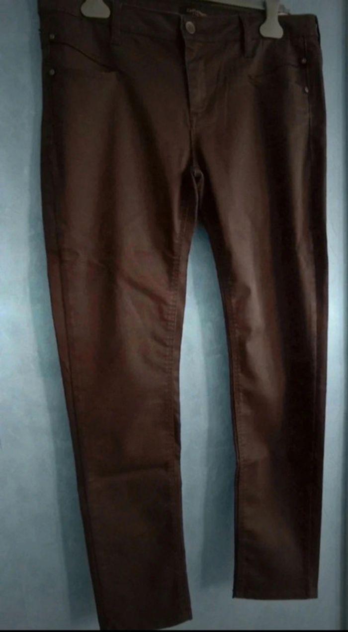 Magnifique pantalon enduit couleur chocolat - photo numéro 4